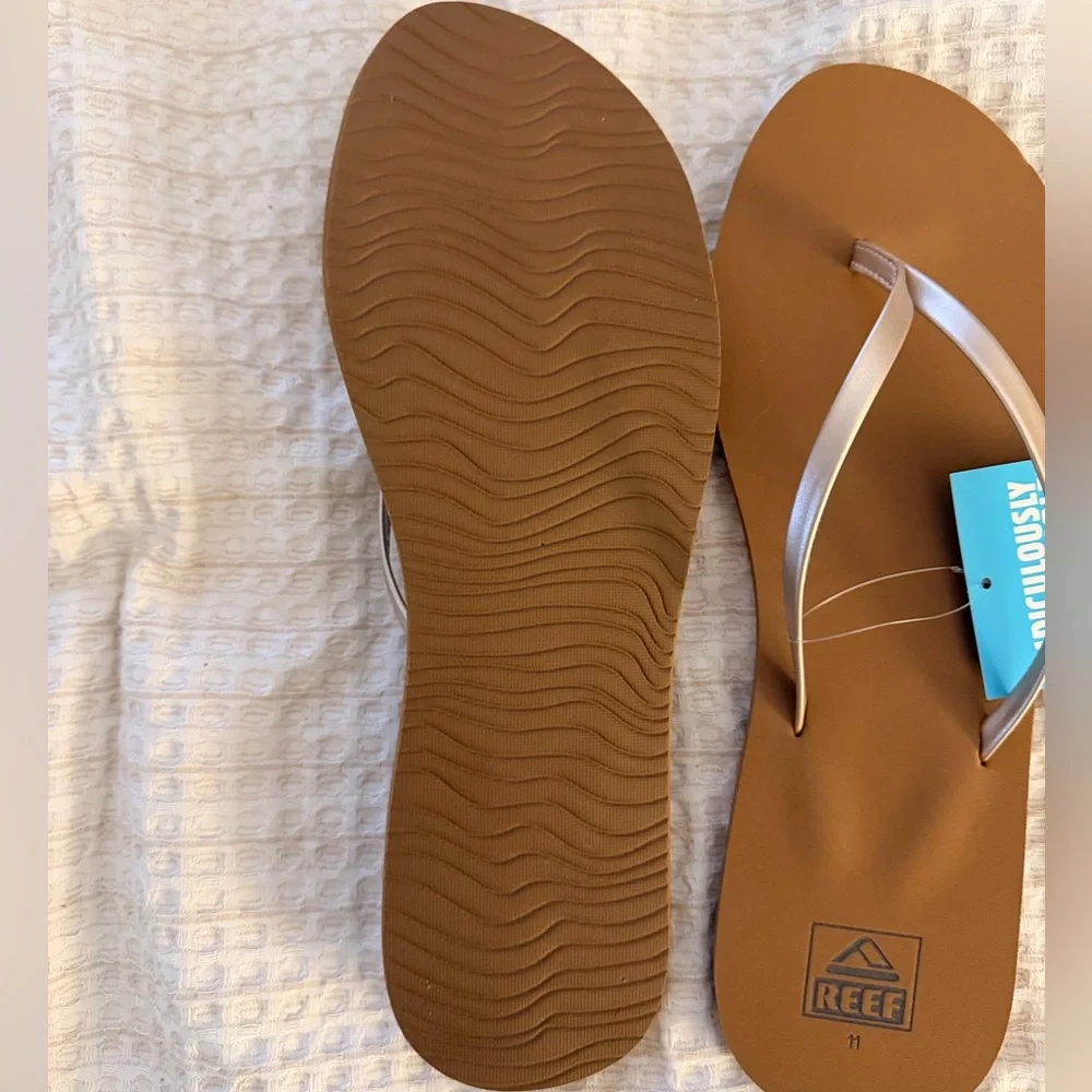 REEF Bliss Nights Flip Flops Size 11 Tan Champagne NWT - Picture 2 of 3
